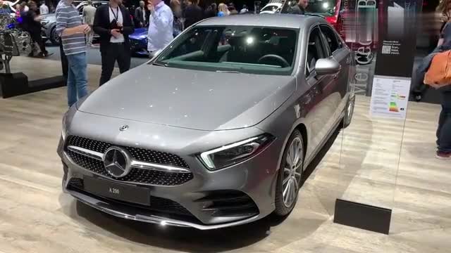 实拍2019款奔驰A200，外观内饰全展示，和宝马3系比比怎么选