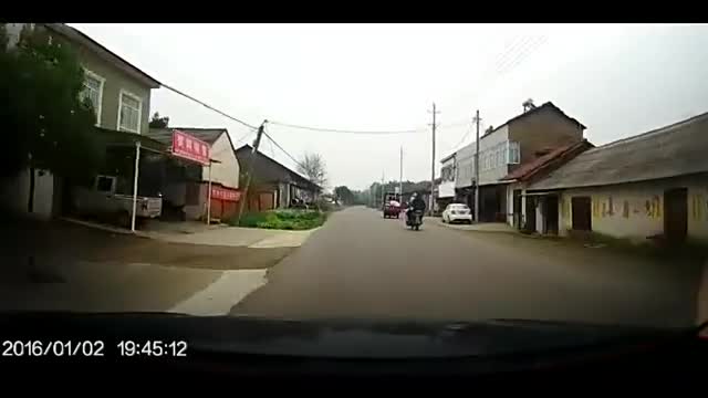 行车记录仪实拍-大兄弟，你的猪掉啦！