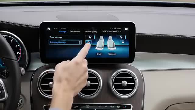 外国小哥演示全新奔驰GLC的中控屏