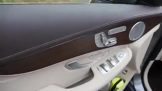 外国小哥展示全新奔驰GLC的车门部