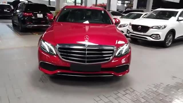 2020款奔驰E200入库实拍，亮起氛围灯坐进车内，我放弃了宝马5系