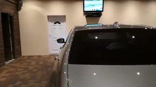 夜晚实拍2021款宝马7系，亮起氛围灯那刻，还想着奔驰S级吗？