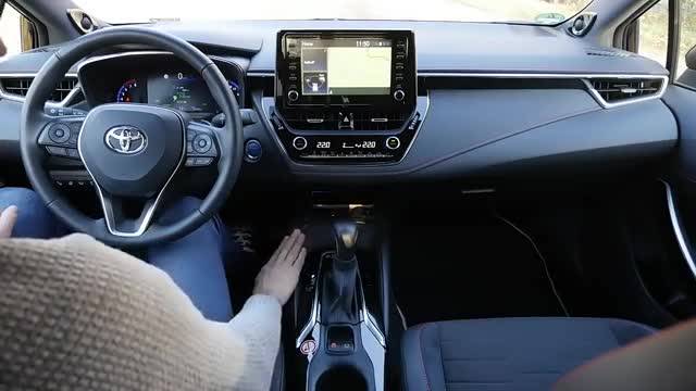 外国人介绍全新丰田Corolla车内配