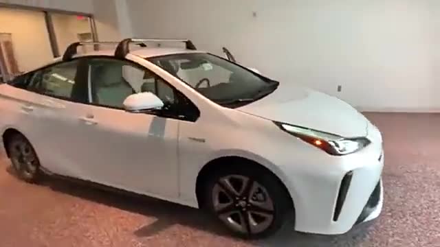 2019款丰田普锐斯入库实拍，看了外观内饰买不买自己决定