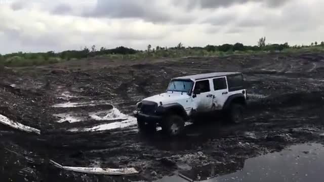 吉普牧马人系列改装版越野挑战实拍，真强悍