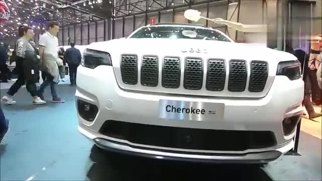 2020款Jeep自由光霸气亮相车展,坐进