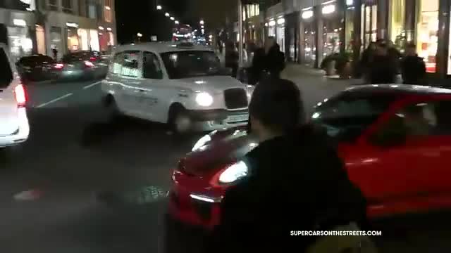 国外实拍姿态优雅的超跑帅气的