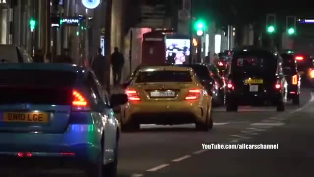 海外媒体实拍跑车街边展示年轻