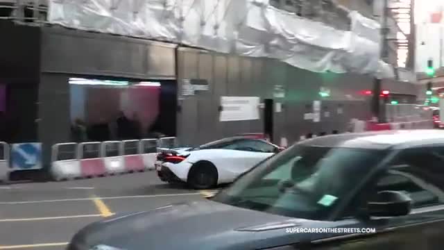 实拍国外超跑尾翼展示年轻运动