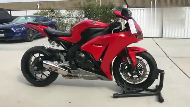 实拍本田CBR1000RR，一副蓄势待发准