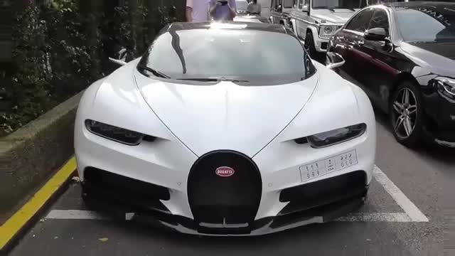 性能车街头展示，线条绝不妥协！