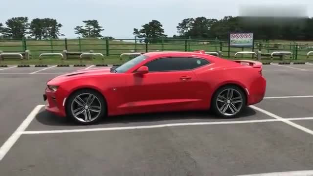 凶悍的外表尽显肌肉的力量，实拍雪佛兰科迈罗