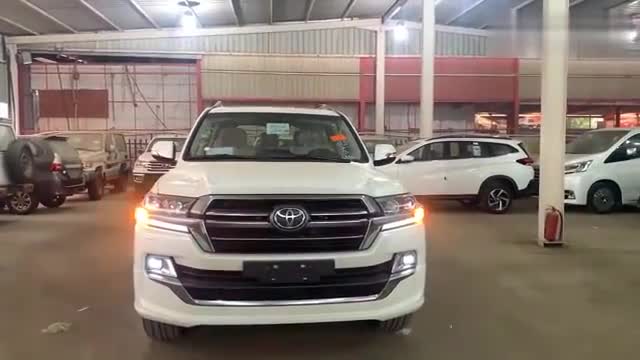 实拍白色丰田兰德酷路泽