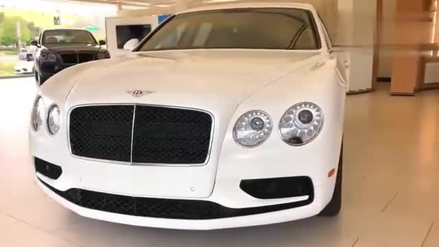 土豪订购的宾利飞驰到店，看到帅