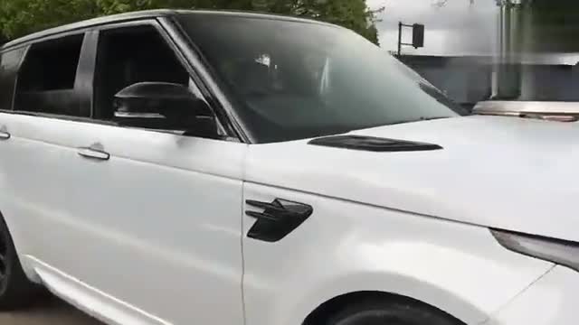 帅气霸气豪华运动，实拍白色路虎