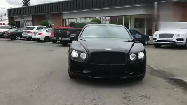 实拍黑色宾利飞驰FlyingSpur，简直