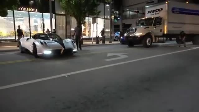 夜幕下街头的豪华跑车展示