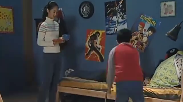 家有儿女：刘星被打屁股趴在床上，小雪又出主意，小雨表示不懂_新浪新闻
