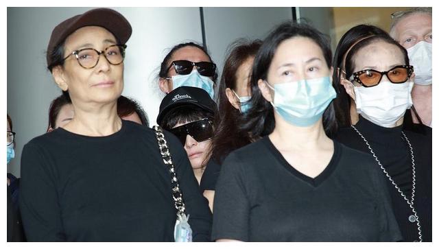 赌王去世各房暗斗群像:二太眼神精干,四太趾高气昂,三太被搀扶