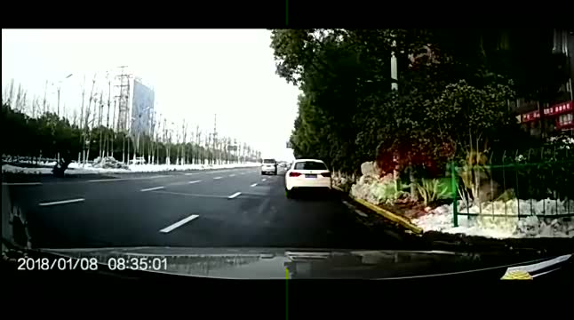 车祸行车记录仪实拍，正常行驶遭恶意别车，下一秒自己背锅