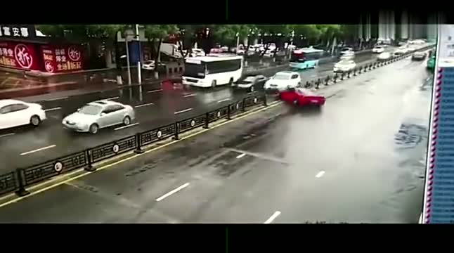 车祸行车记录仪实拍，轿车刚准备好“起飞”，被SUV果断拦截！