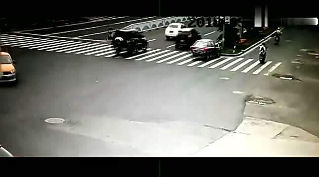 行车记录仪实拍：女子打手机过马路，下一秒鞋都飞了