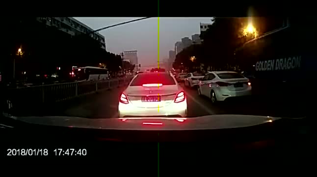 行车记录仪实拍：奔驰车主都没想明白，等红绿灯咋还被追尾