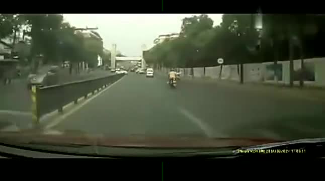 车祸行车记录仪实拍，五菱一脚油门下去，惹大祸了！