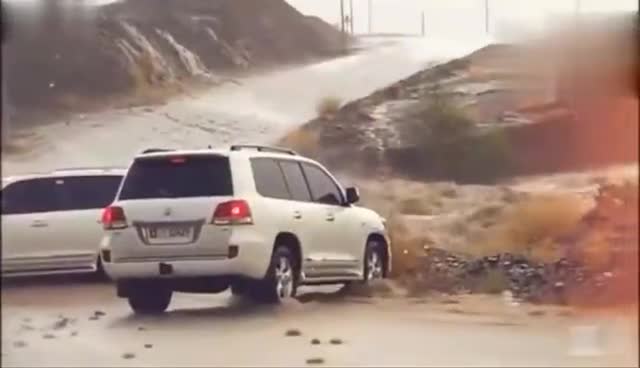 实力显而易见，日产途乐洪水中逆