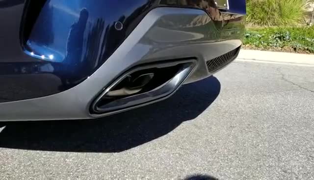 汽车尾部实拍展示，BMWM850iCarbonB