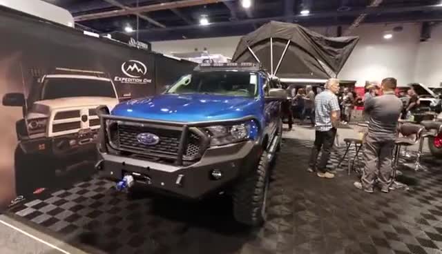 性能十足的皮卡，车前脸造型个性