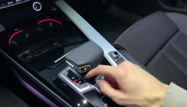 排挡区域实拍展示，2020款奥迪A4