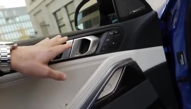 全新宝马X6M50i车内采用黑色与