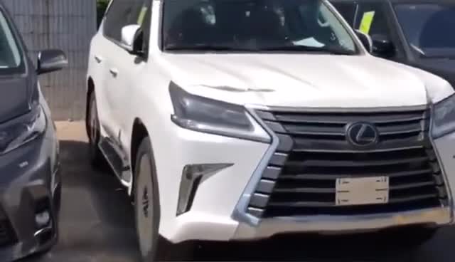 全新雷克萨斯LX570到货，往这一停，旁边揽胜气势完全被压制