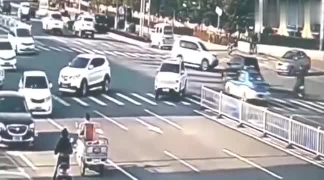 行车记录仪实拍：以为自己跑车提速快，隧道超车，下一秒变废铁