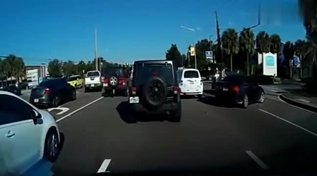 行车记录仪实拍：开路虎的都是这么“牛”吗？狂的没边了