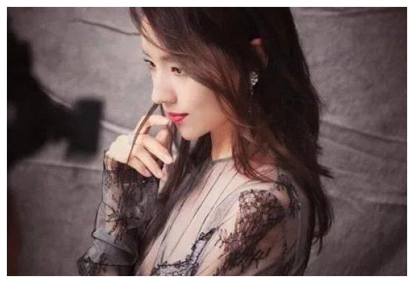 董洁开启霸屏模式，搭档韩栋挑战民国剧，扮相再现当年冷清秋