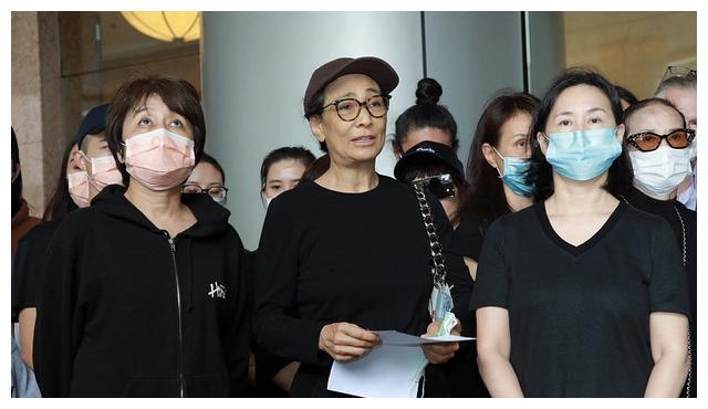 赌王去世各房暗斗群像:二太眼神精干,四太趾高气昂,三太被搀扶