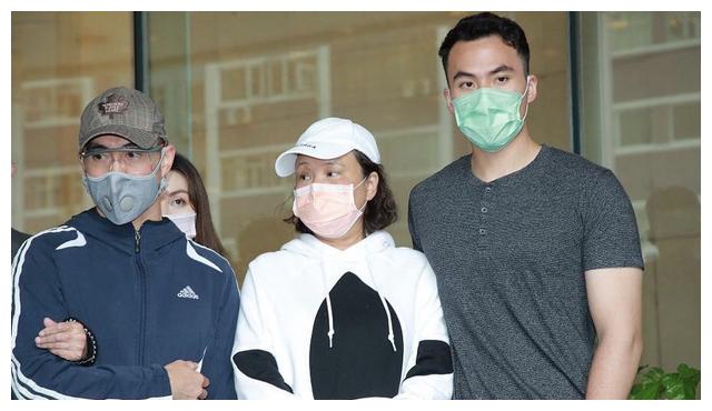 赌王去世各房暗斗群像:二太眼神精干,四太趾高气昂,三太被搀扶