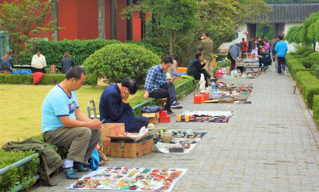 扬州天宁禅寺清代八大古刹之首有个古玩市场商业气息很浓