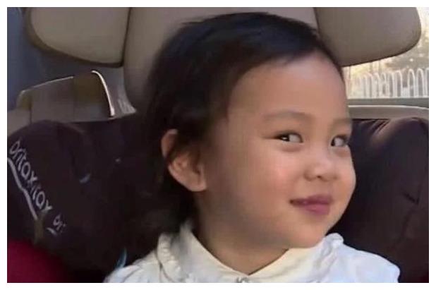 同样是潮妈,戚薇和李小璐打扮起女儿天差地别,网友:路线不同