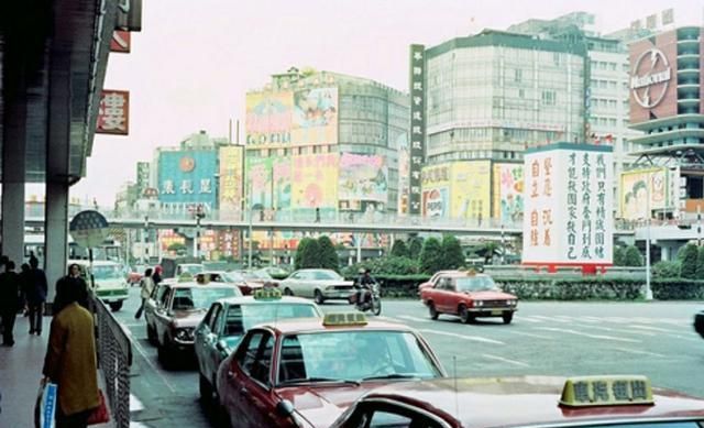 70年代，台北街头车况如何？出租车不少，挺繁忙