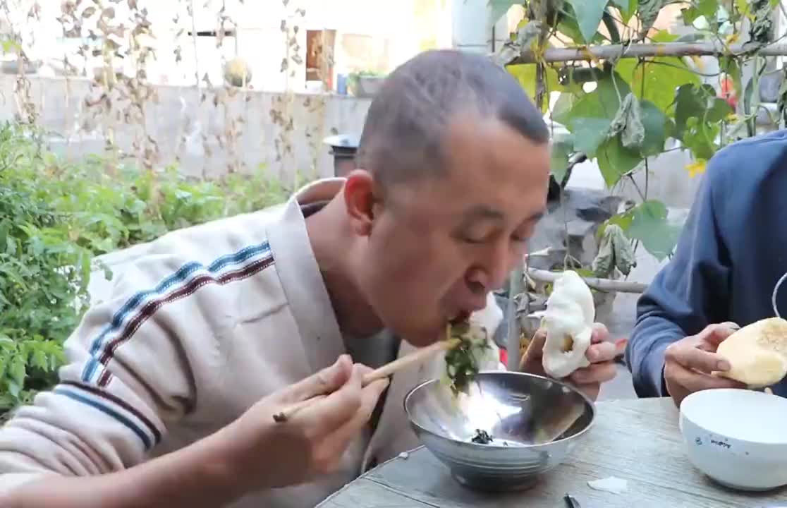 百味大彭今天咱们吃香菜炒肉丝,搭配糖三角吃味道还不
