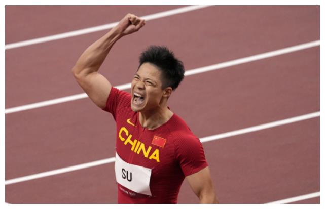 东京奥运会男子百米飞人大战,苏炳添跑出9秒98,排名第6.
