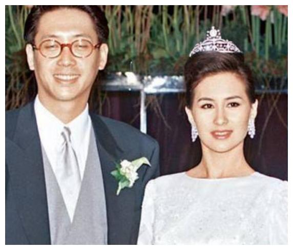 何超琼年轻时比何超仪叛逆,哥哥还在的话,她或许早成影后了
