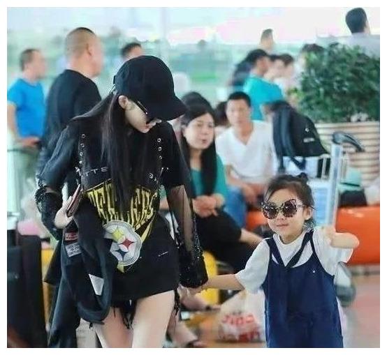 同样是潮妈,戚薇和李小璐打扮起女儿天差地别,网友:路线不同