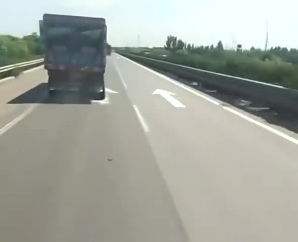 行车记录仪实拍：大货车冒烟，我疯狂鸣笛一分钟警示他不停反加速