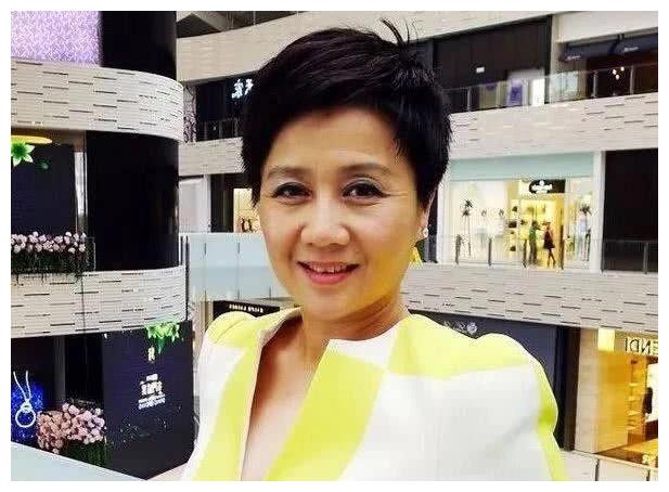 赌王去世各房暗斗群像:二太眼神精干,四太趾高气昂,三太被搀扶