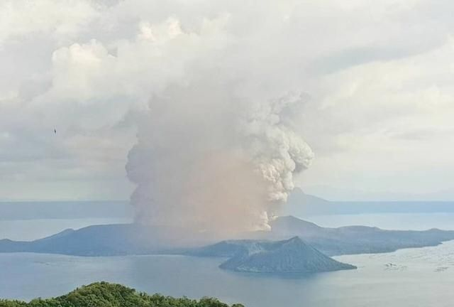 30张照片展示2020年在菲律宾爆发的塔阿尔火山的可怕力量