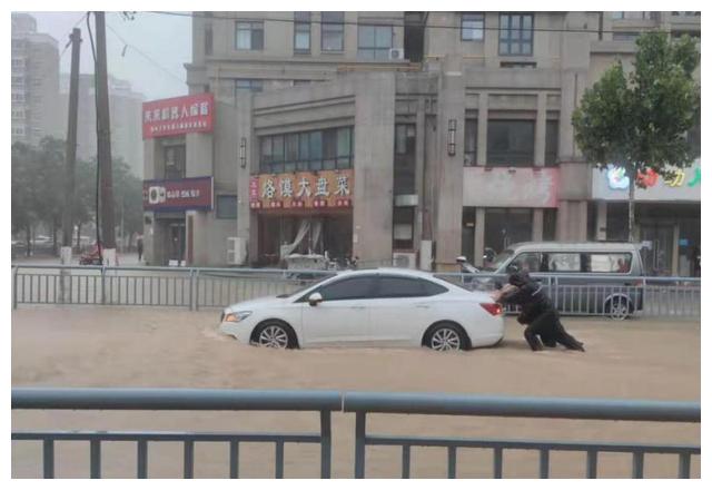 河南郑州暴雨:水没过膝盖,多个医院停电休闲区蓝鸢梦想 - Www.slyday.coM 河南郑州暴雨:水没过膝盖,多个医院停电休闲区蓝鸢梦想 - Www.slyday.coM